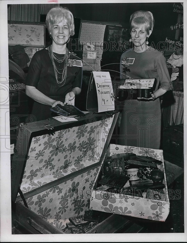 1967 Press Photo Mrs. James Tucker, Mrs. John Ryerse - Historic Images