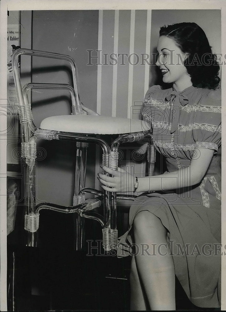1940 Press Photo Jeanne La Mar Shows Test Tube Chair at Chicago Furnishing Show - Historic Images