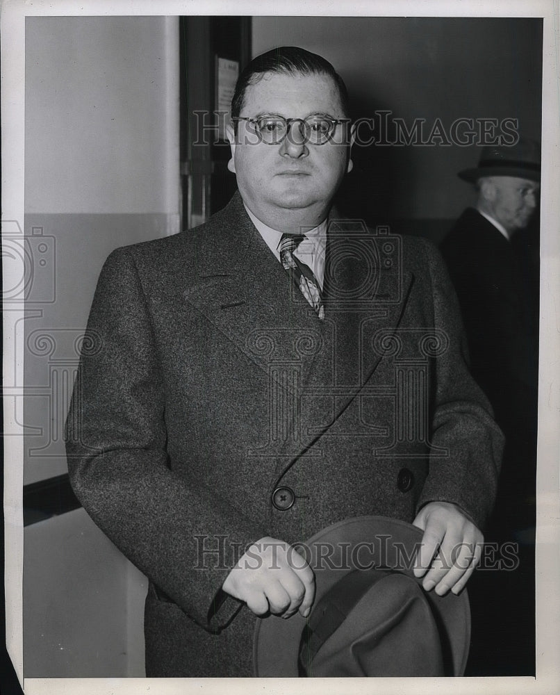 1945 Press Photo E. Allen Lustig Arraigned on Charges of Income Tax Evasion - Historic Images