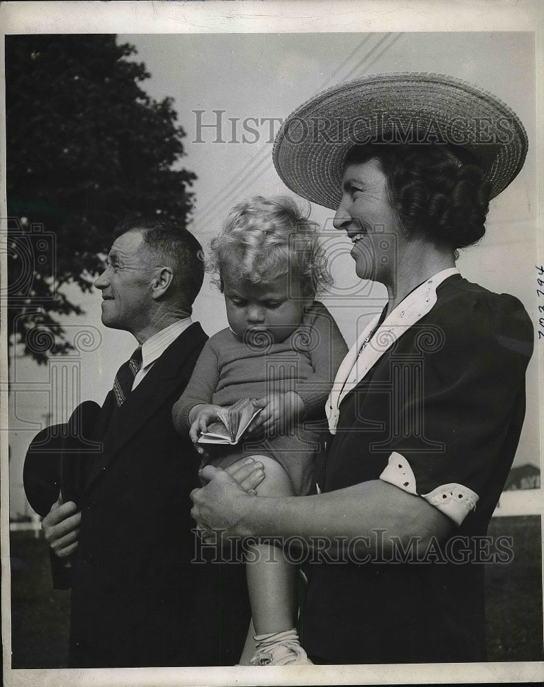 1943 Press Photo Mama and Papa L&#39;Huereux Baby Gilles - nea81527 - Historic Images