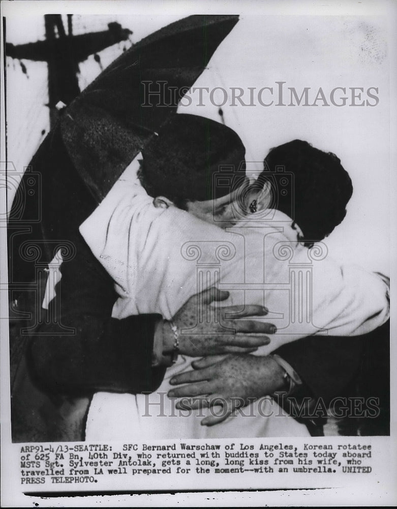1952 SFC. Bernard Warschaw Hugging Wife After Arriving In Seattle - Historic Images