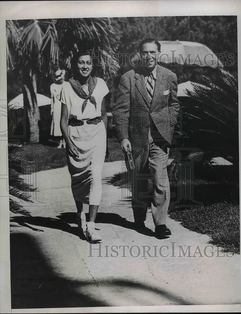 1934 Press Photo Mr. and Mrs. J.M. Robbins New York City - nea81573-Historic Images