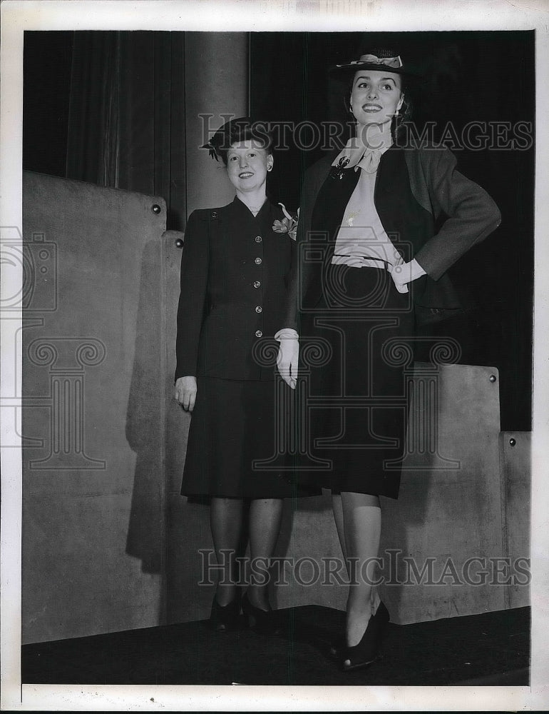 1944 Press Photo Mrs. J.W. Tracy models - nea81636-Historic Images