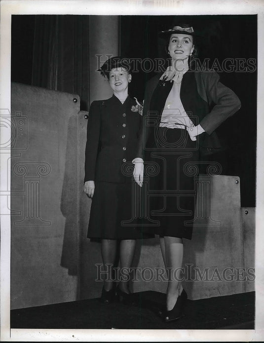 1944 Press Photo Mrs. J.W. Tracy models - nea81636-Historic Images