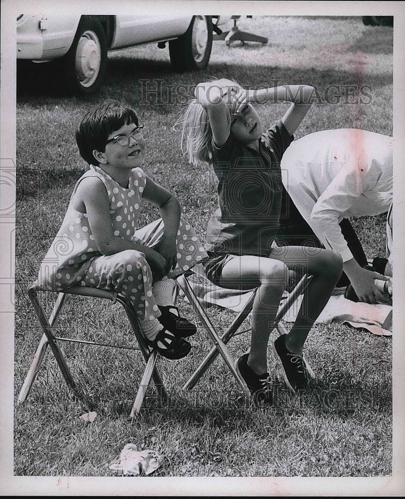 1970 Press Photo Wendy Rochelau &amp; Janice Harting Sitting On Lawn Chairs-Historic Images