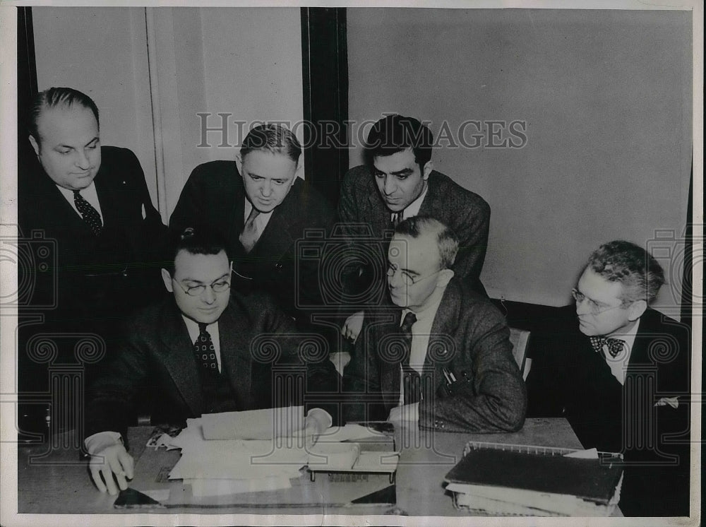 1937 Press Photo Strikers Board of International Auto Workers, Mortimer, Martin - Historic Images