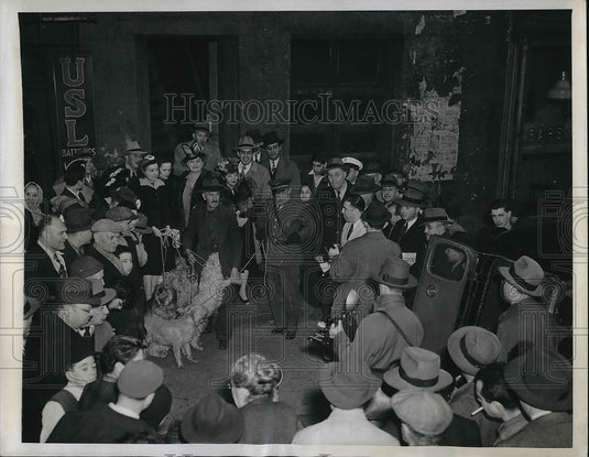 1943 Press Photo Daniel Lewis Says Good-Bye to 56 Dogs in New York City - Historic Images