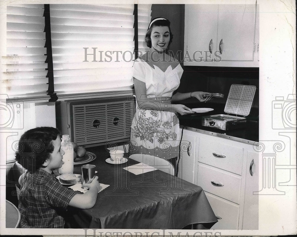 1955 Press Photo 1950s housewife making lunch for her child - nea81737 - Historic Images