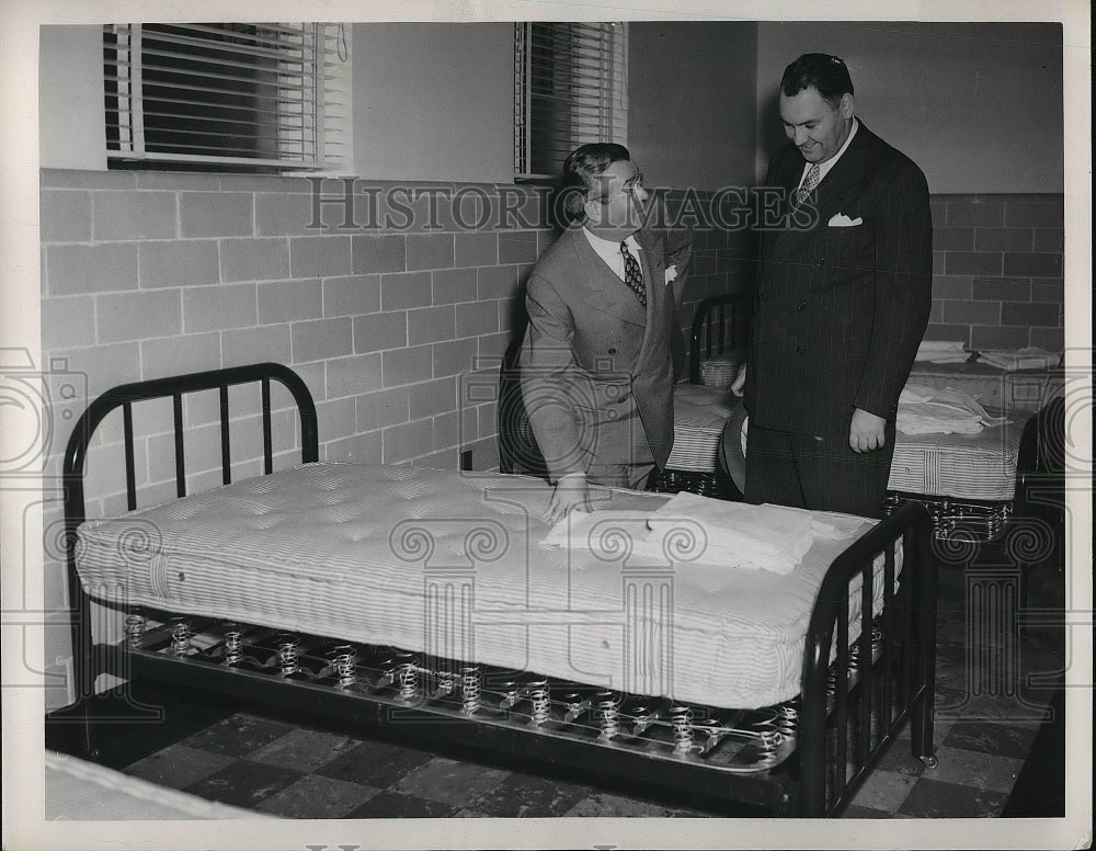 1947 Press Photo men examining dormitory beds - Historic Images