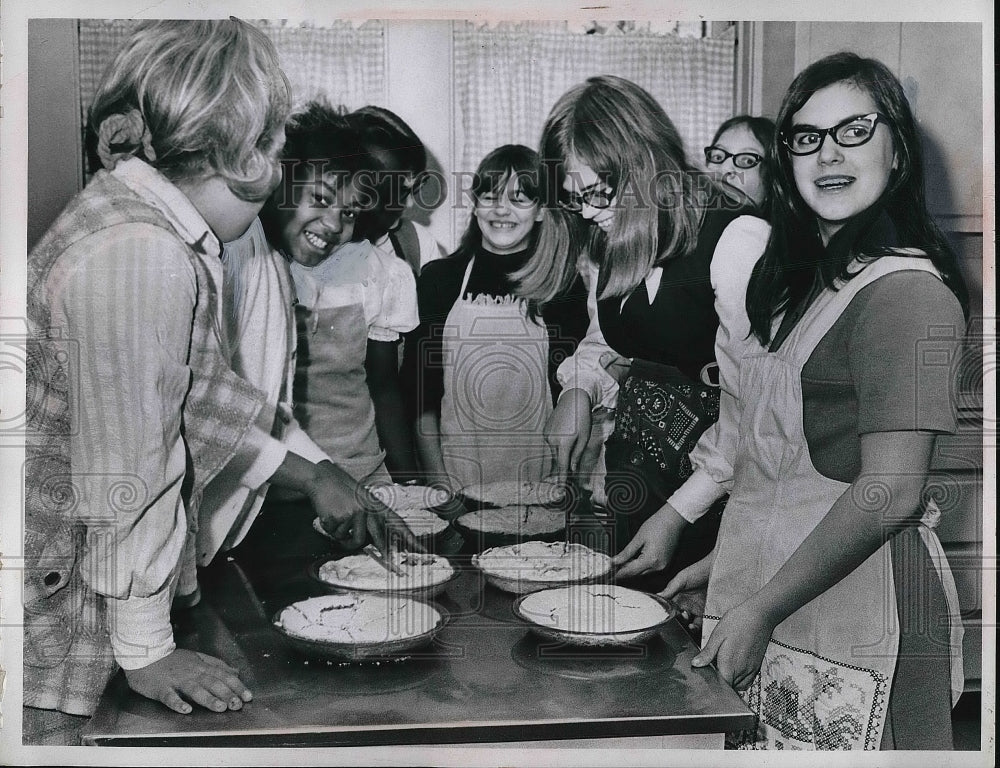 1970 Brokenehl School home ec Class  - Historic Images