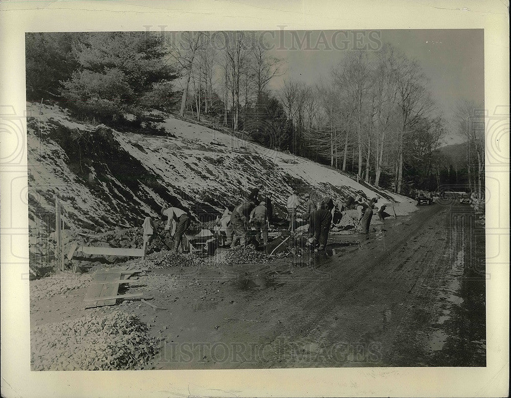 1934 Press Photo Work Crew Clean Up Rock Slide Off Mountain Side Road-Historic Images