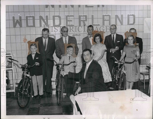 1957 Press Photo Fred Johnson Dale Novak Jackie Rest South Euclid Police Contest - Historic Images