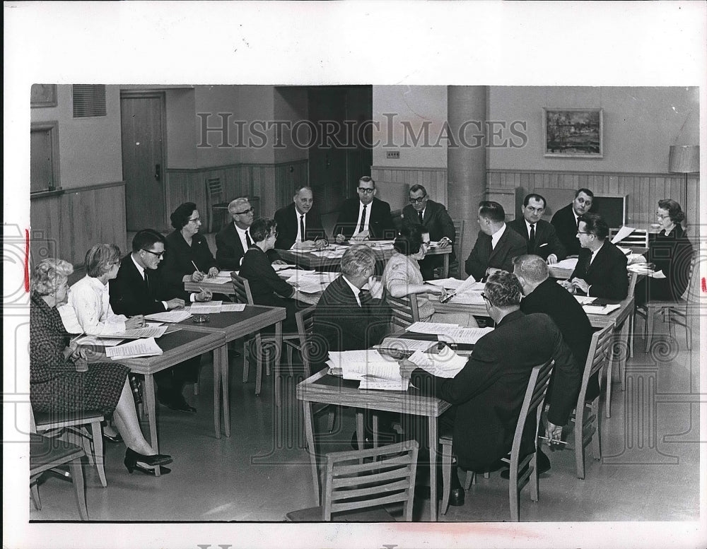 1964 Press Photo Shaker Heights Schools Administers Conference - Historic Images