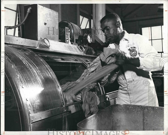 1942 Press Photo Major Wilson Removes Laundry - Historic Images