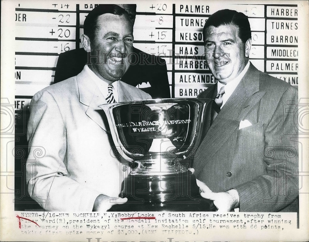 1949 Press Photo Bobby Locke Receives Trophy from Elmer Ward, Goodall Invitation - Historic Images
