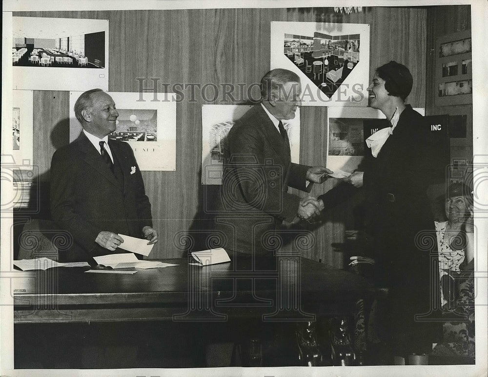 1933 Press Photo Miss. Kate Hall Receives Art Award from Levi &amp; Mulrooney - Historic Images