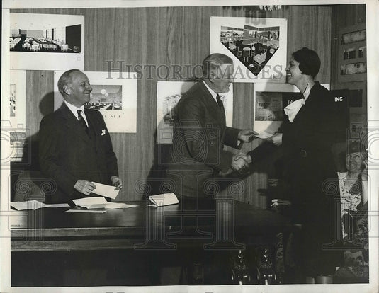 1933 Press Photo Miss. Kate Hall Receives Art Award from Levi & Mulrooney - Historic Images