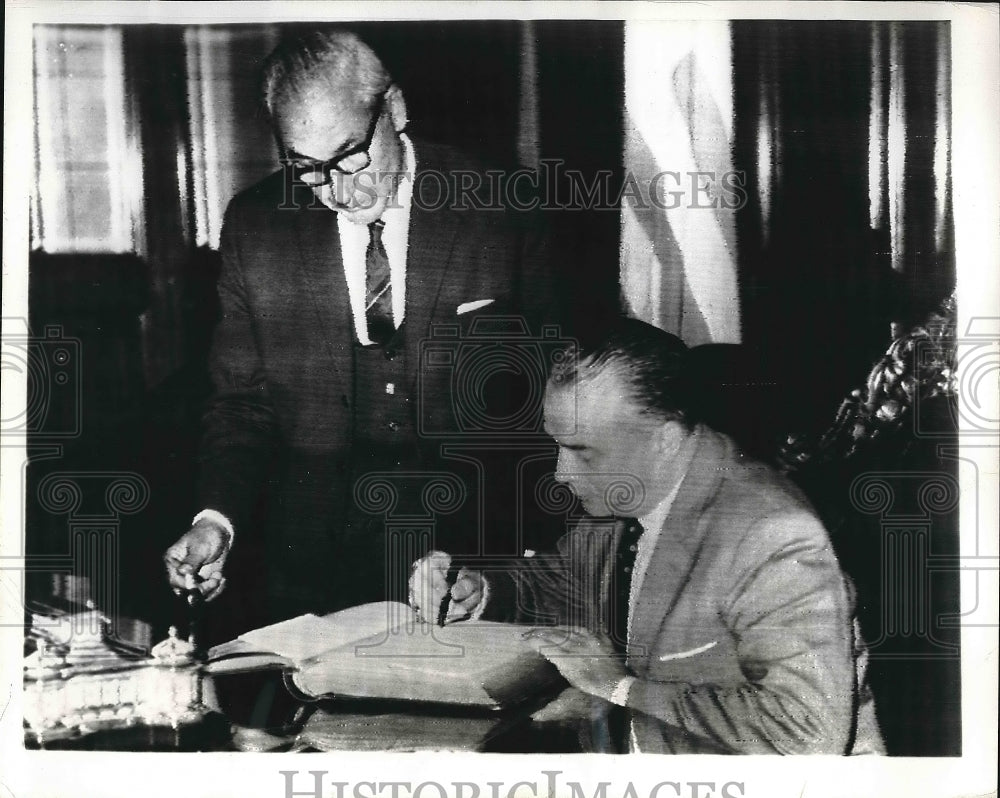 1967 Press Photo Uruguayan Vice President Jorge Areco Signing Presidency Act - Historic Images