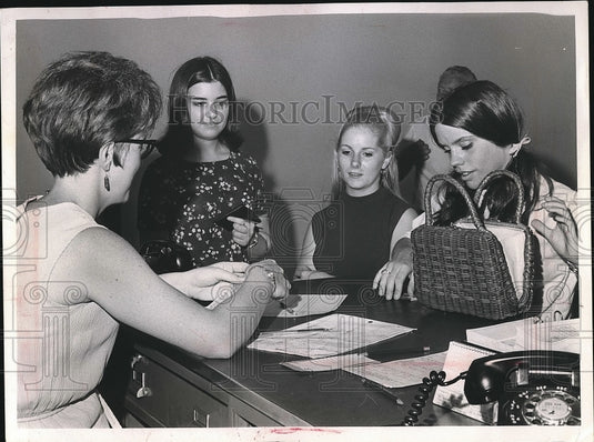 1968 Cleveland, Ohio W Pirt, P Grenlich to take drivers test - Historic Images