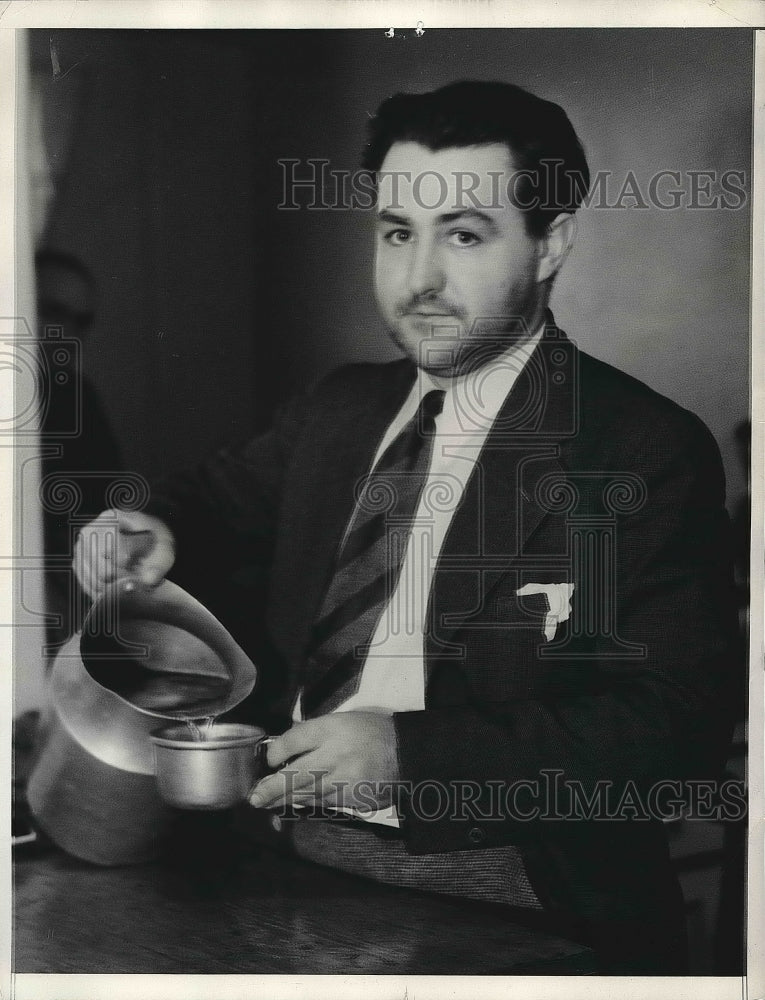 1934 Press Photo Jack C. Dilling at Lincoln Hgts jail in NYC - nea82203 - Historic Images