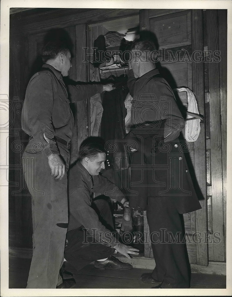 1946 Press Photo Cleveland firemen &amp; lockers at their fire station - Historic Images