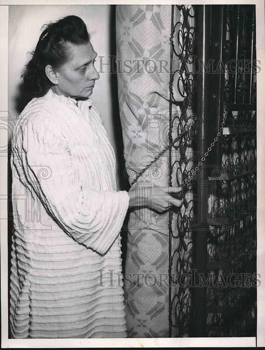 1946 Press Photo Florence Wohlfarth Chains Wall Bed After Receiving Eviction - Historic Images