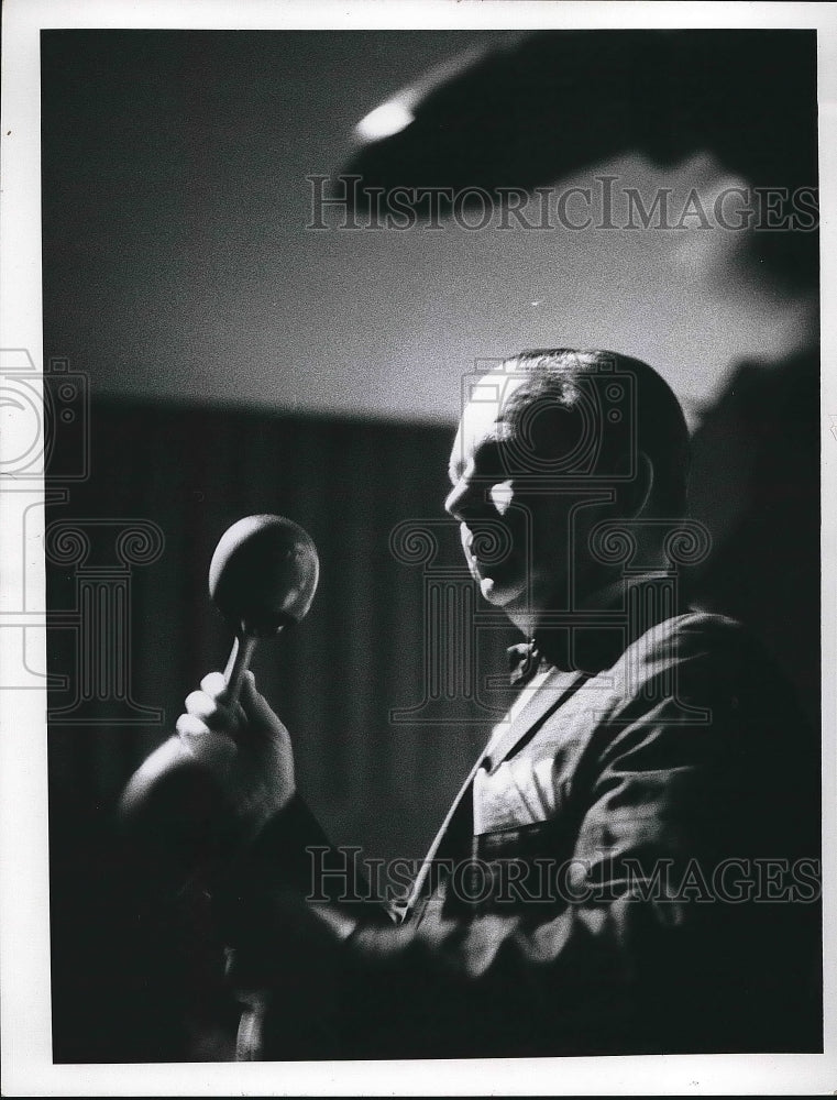 1969 Press Photo man in suit shaking maracas - Historic Images
