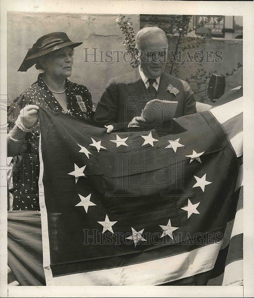 1939 Edna Randolph Worrel presents flag to William Carr  - Historic Images