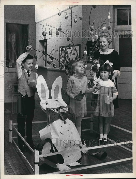Press Photo Easter display at Grant school, Kalinowsl=ki,Saurette, Summerville-Historic Images