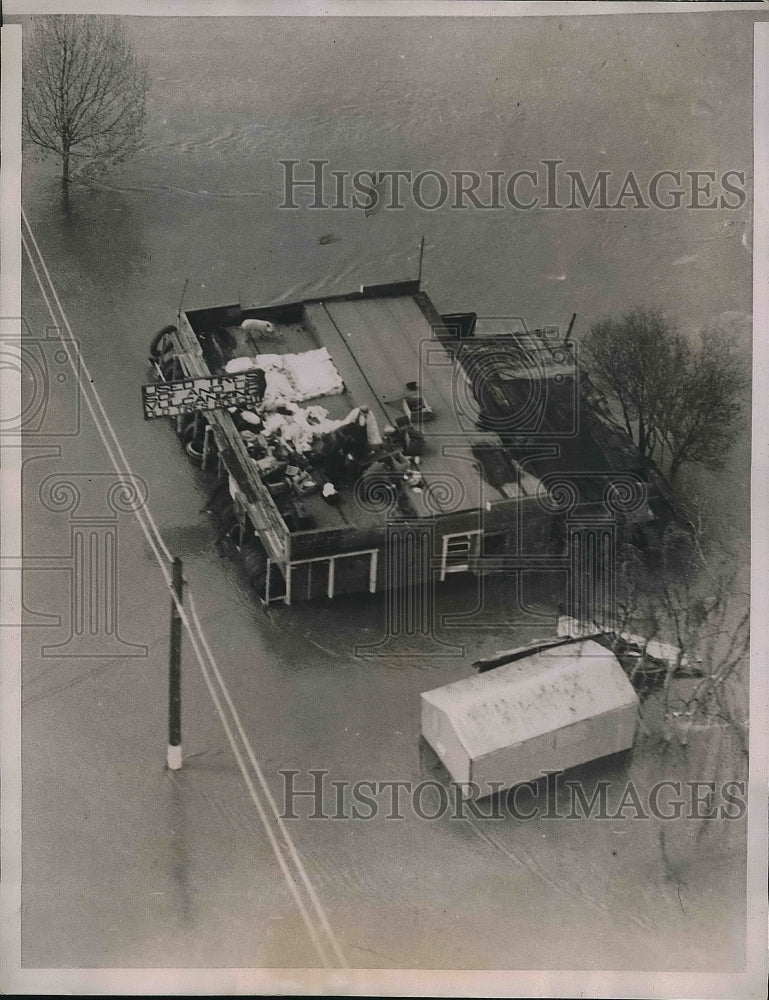 1935 Press Photo Survivors of Flood on Roof of Tire Shop, Sacramento, California - Historic Images