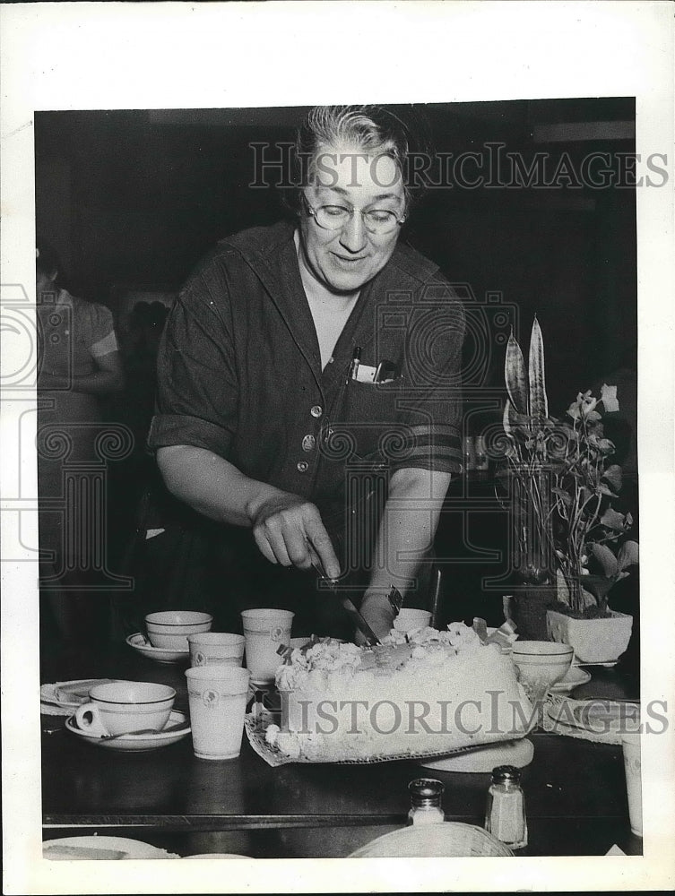 1943 Miss Sadie De Vore Edward Budd Manufacturing Workers - Historic Images