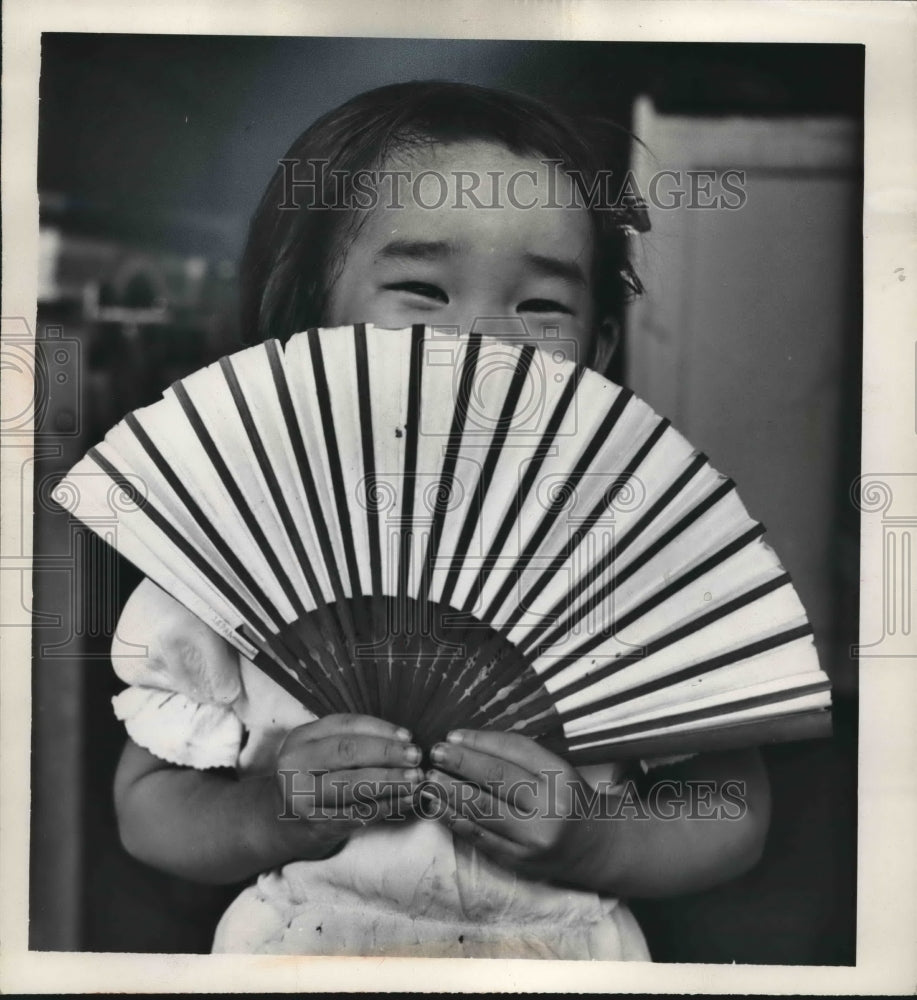 1961 Press Photo Little Girl With Fan in Honolulu - nea82387 - Historic Images