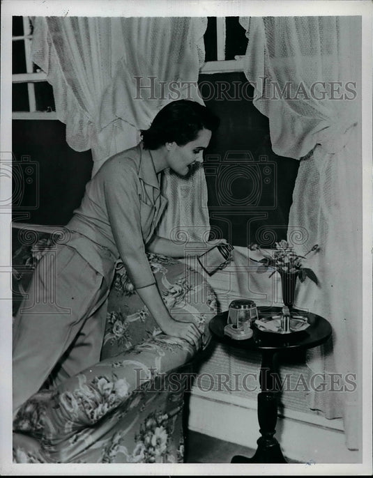 1950 Vintage Housewife Cleaning Spray Windex  - Historic Images
