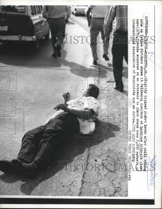 1958 Press Photo Lockheed Aircraft Military Plant Strikers - nea82510-Historic Images
