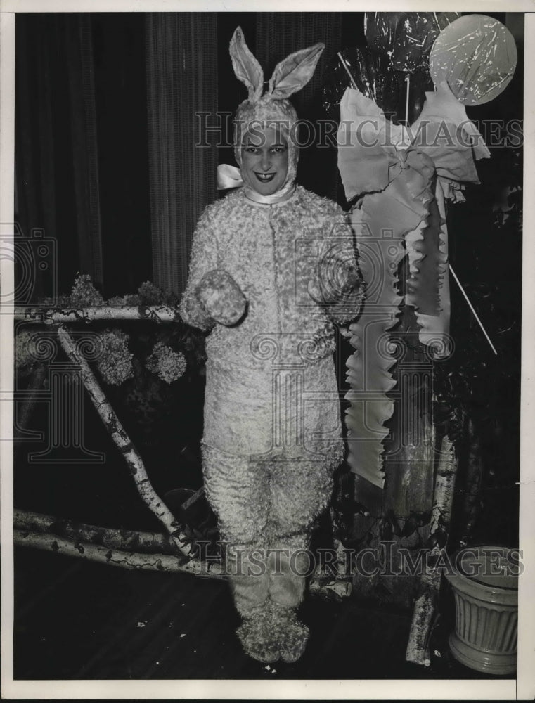 1934 Press Photo Mrs. R. C. Kerr at Baby Costume Dinner Dance - Historic Images