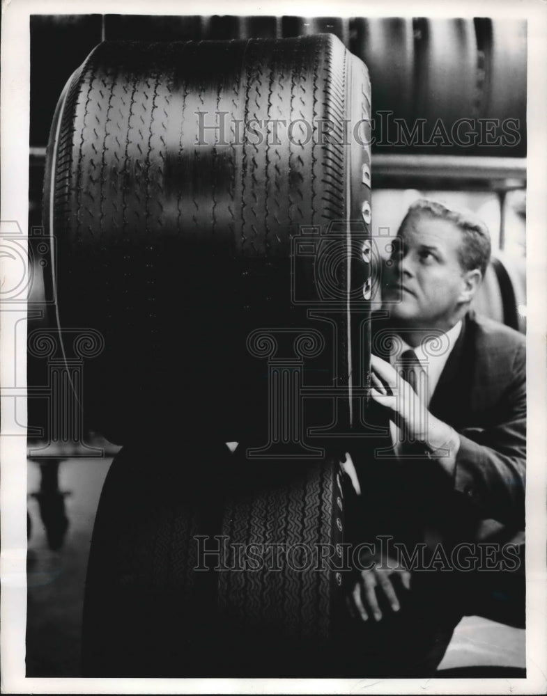 1968 Press Photo Charles Kerns, Manager, Goodyear's Championship Racing Div.-Historic Images