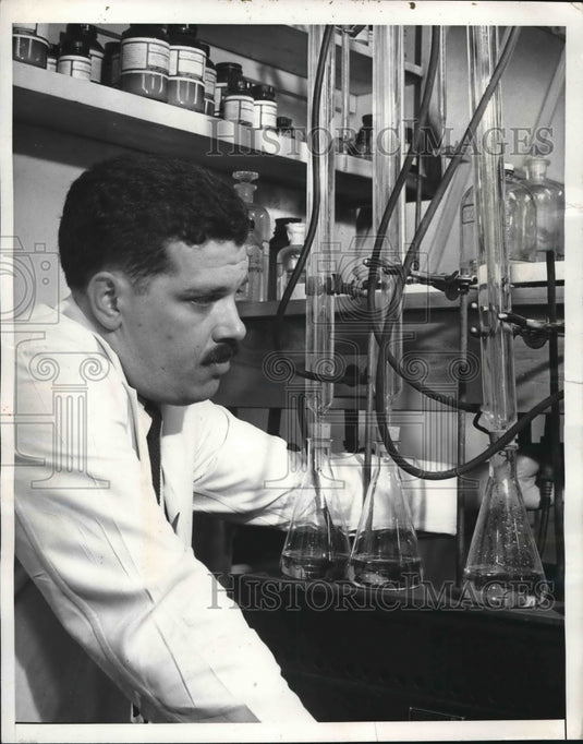 1946 Press Photo Milton G Levine Dr Robert E Hoyt White Memorial Hospital - Historic Images