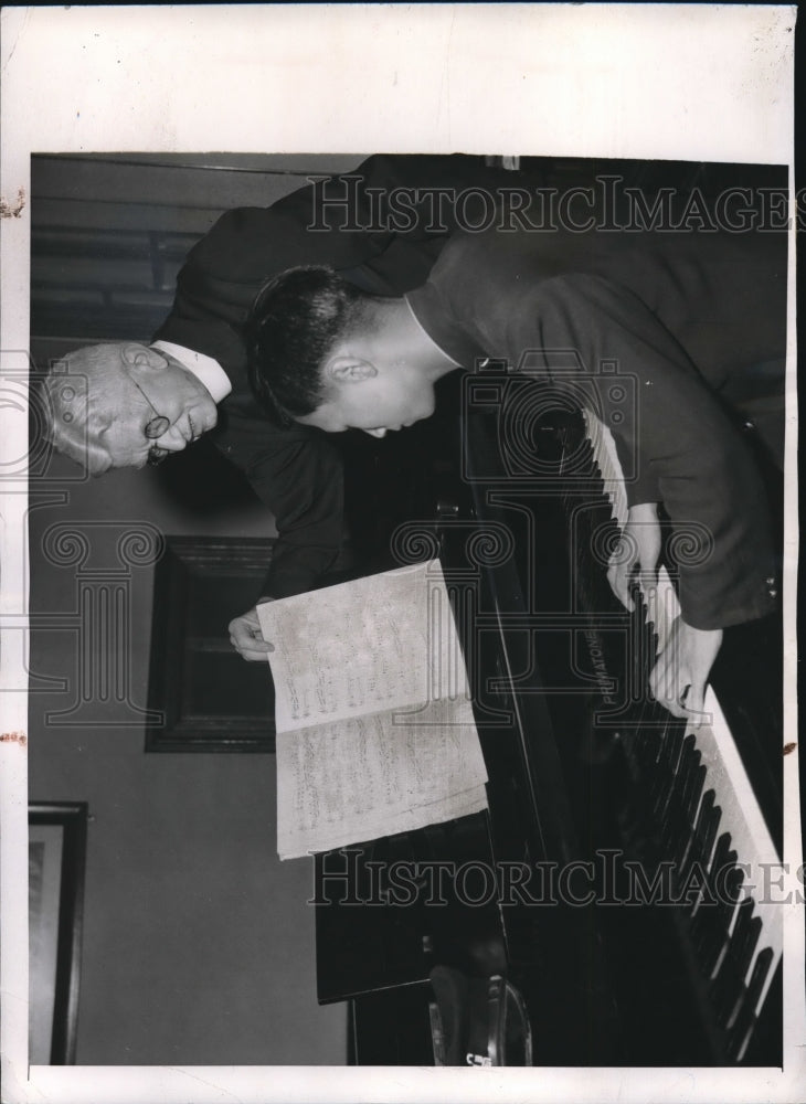 1945 Press Photo Father Robert Keel Catholic University - nea82628 - Historic Images