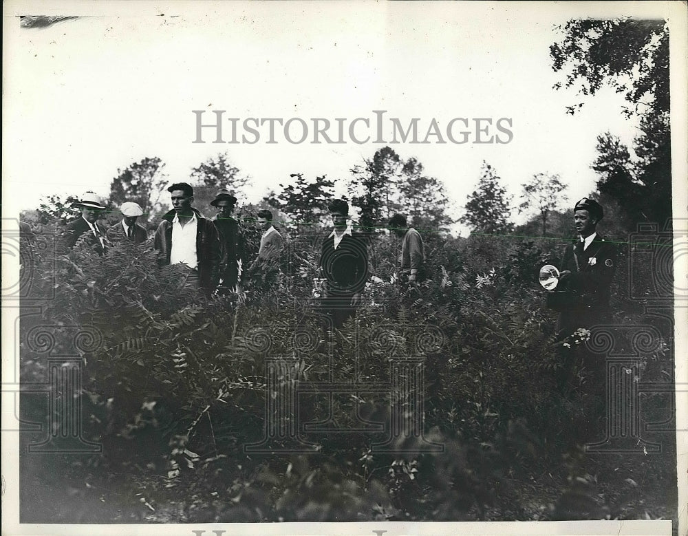 1934 Press Photo Westchester County Police, Volunteer Firemen search woods - Historic Images