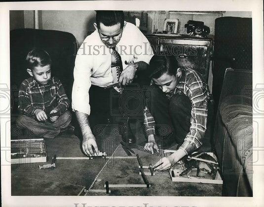 1950 Chester Kwiatkowski Chyrsler employee during Chrysler strike - Historic Images