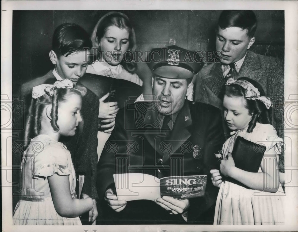 1948 Fans listen as Sgt. Wilburn Legree sings songs  - Historic Images