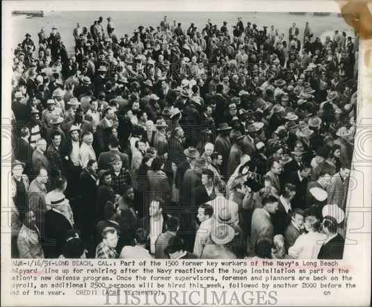 1951 Press Photo 1500 Former Naval Shipyard Workers Line Of For Rehiring - Historic Images
