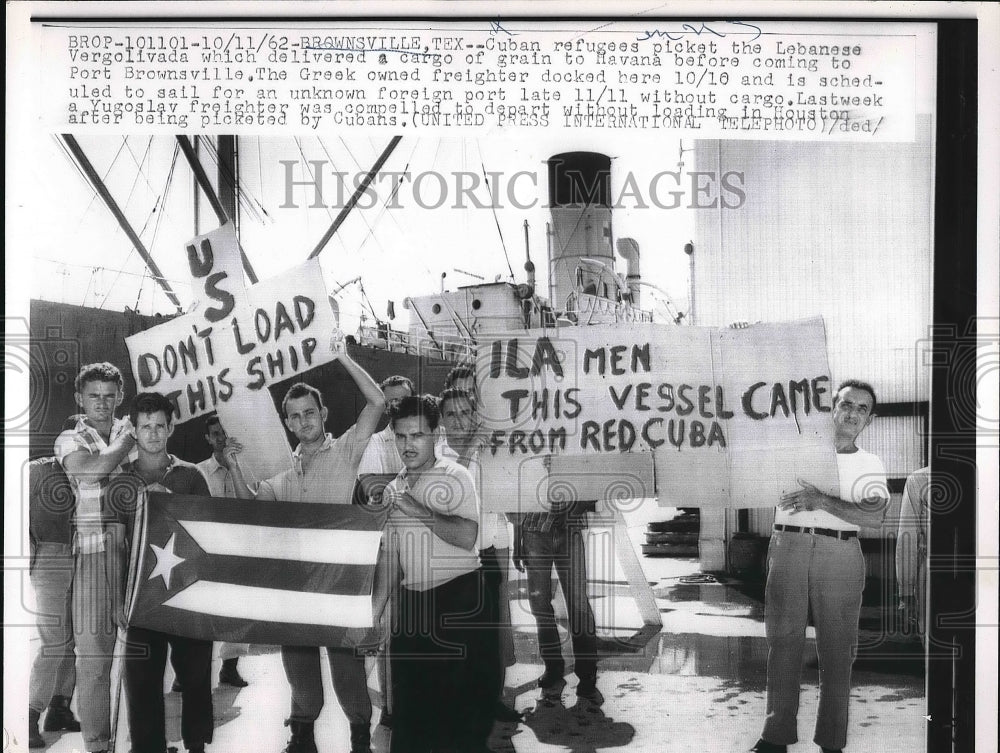 1962 Press Photo Cuban refugees picketing Yugoslavian grain ship in Brownsville - Historic Images