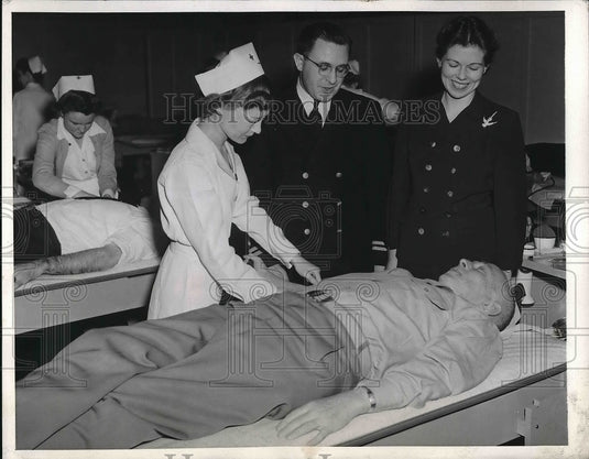 1943 Press Photo General Norman T Kirk donates a pint of blood to Red Cross - Historic Images
