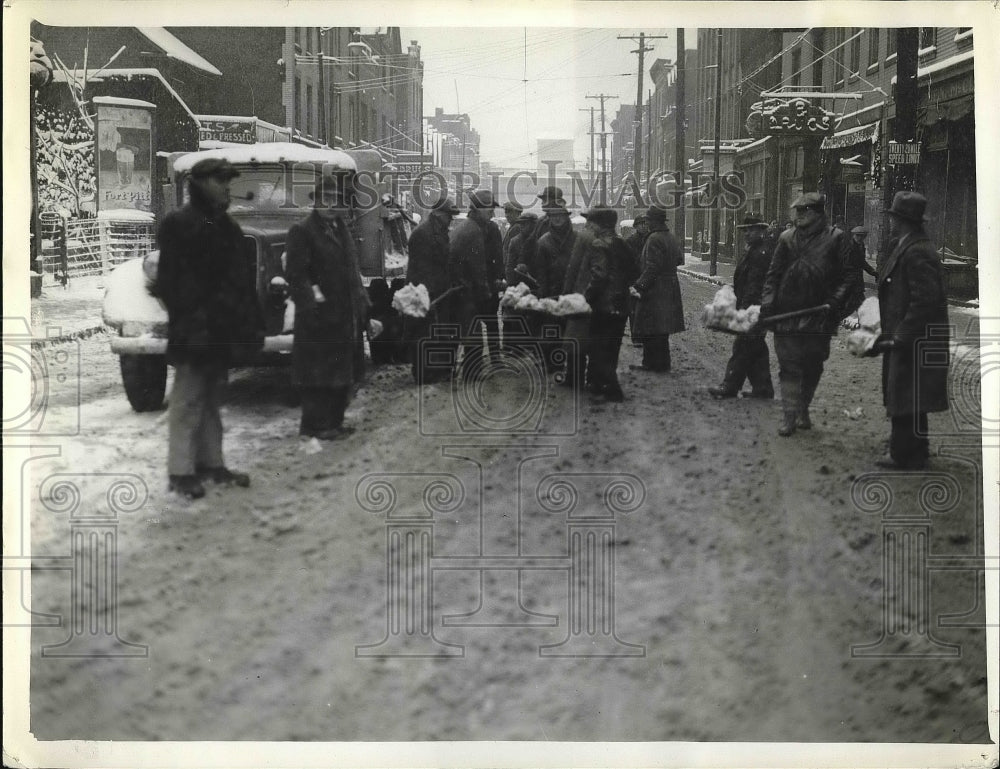 1936 Press Photo Volunteers cleaning up streets, wreckage, McKee Rocks District - Historic Images