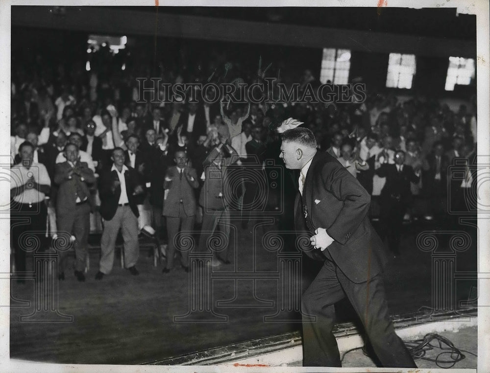 1934 W.J. Kendall at strike meeting for textile workers  - Historic Images