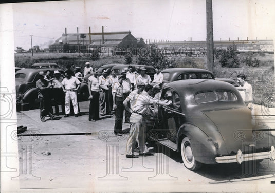 1941 Press Photo Strikers at Great Lakes steel Corp. - nea82903 - Historic Images