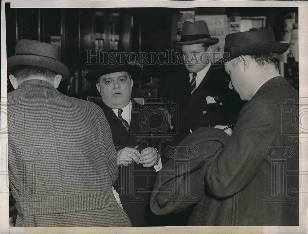 1938 Press Photo Mayor LaGuardia speaking with reporters - nea82936 - Historic Images