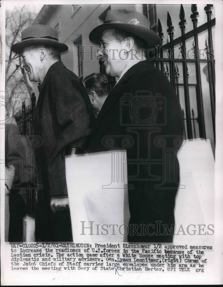 1960 Press Photo Gen. Lyman Lemnitzer leaving for chiefs of staff meeting - Historic Images