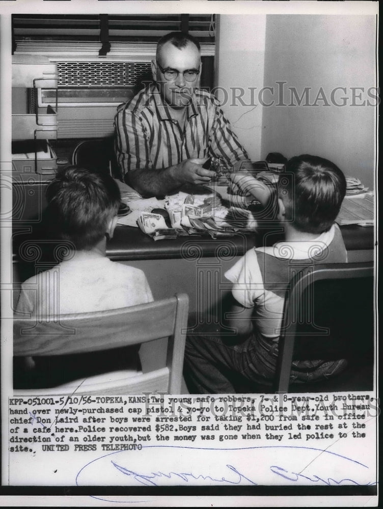 1956 Press Photo Youth Bureau police chief Don Laird with two boys - nea82974 - Historic Images